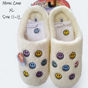 Moon Cake Smiley Face Slippers and Socks Set Womens Size XL 11-12
